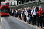 Chaos v Londýně. Metro nejezdí, přeplněné autobusy nestíhají