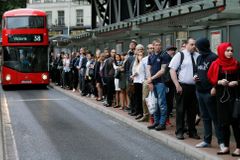 Chaos v Londýně. Metro nejezdí, přeplněné autobusy nestíhají