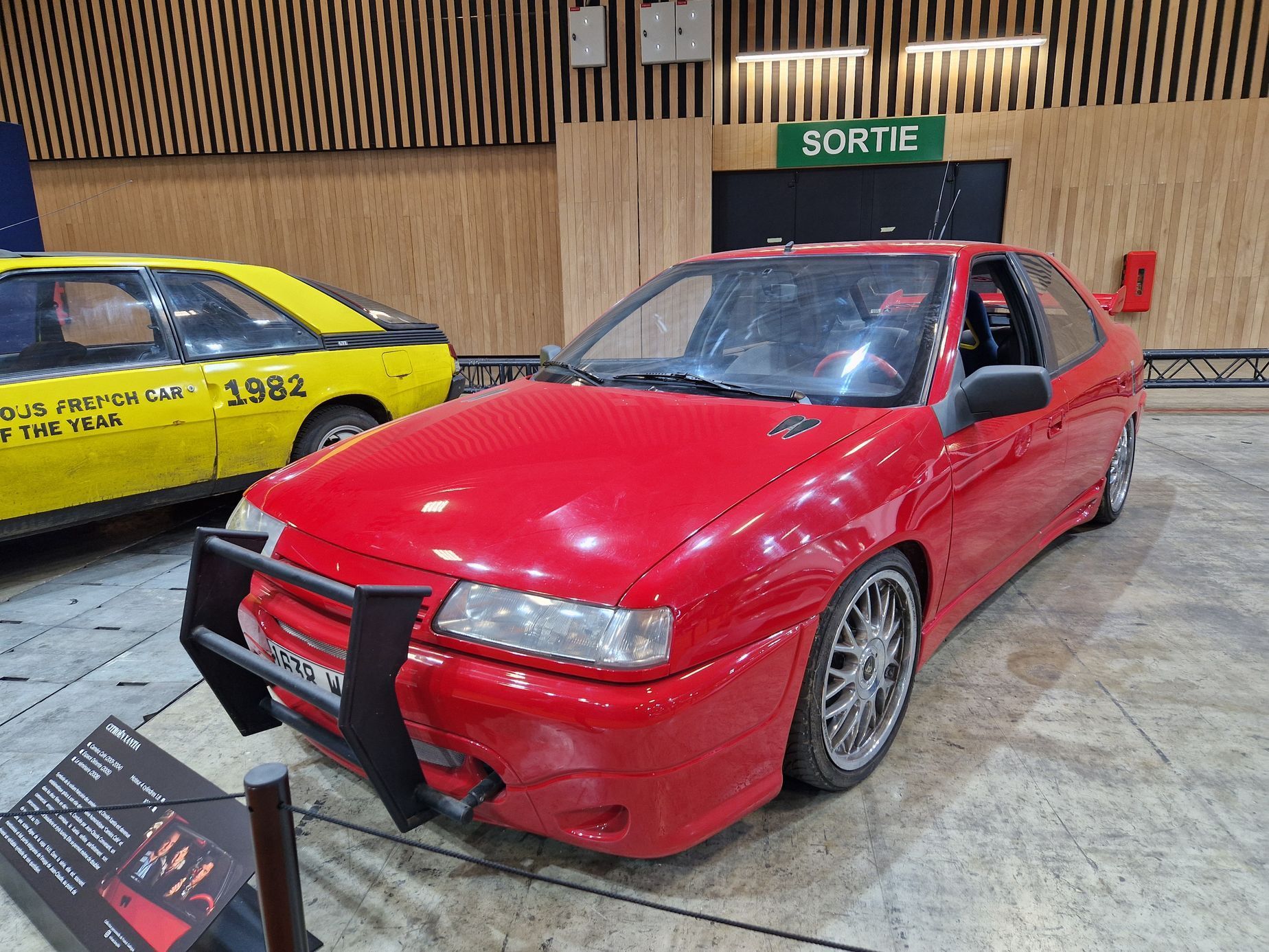 historická a filmová auta autosalon Paříž
