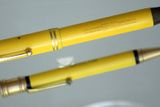 Duofold Mandarin Yellow - originál legendárního žlutého pera z roku 1927, jehož barvu prosadil do výroby sám George S. Parker poté, co si na cestě po Japonsku zakoupil žlutou smaltovanou vázu ve stylu Cloisonné. Po prvním uvedení na trh se rychle za sebou prodaly 3 série po 30 000 kusech, pak však zájem zákazníků poklesl a jak je patrné z dobových dokumentů, žlutá se stala nejméně prodávanou barvou v kolekci Duofoldů.