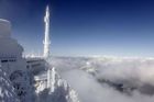 Nejvyšší německá hora Zugspitze je už dnes královstvím sněhu a ledu.