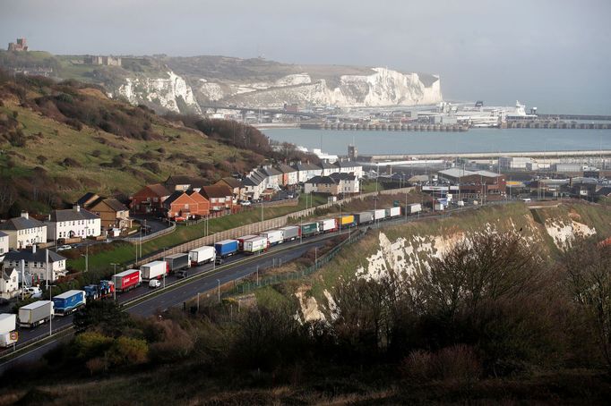 Kolona nákladních aut na jižním pobřeží Anglie.