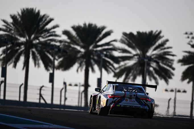 BMW M4 GT3 posádky Valentino Rossi, Nick Yelloly a Dries Vanthoor v závodě na 12 hodin v Abú Zabí