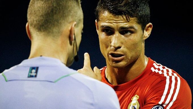 Cristiano Ronaldo si stěžuje norskému hlavnímu rozhodčímu Sveinu Oddvaru Moenovi.