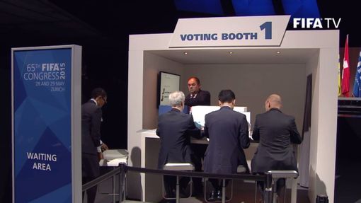 Miroslav Pelta hlasuje na kongresu FIFA 2015