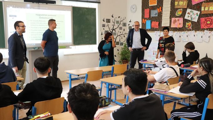 Ministr školství Mikuláš Bek (STAN) na Základní škole Merhautova