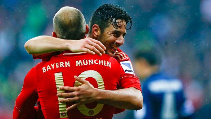 Fotbalisté Bayernu slaví velikonoční nadílku do sítě Hamburku. Na titul si musí ještě počkat.