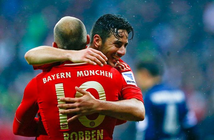 Pizzaro a Robben se radují při výhře Bayernu Mnichov 9:2 nad Hamburkem.