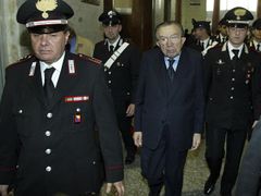 Giulio Andreotti přichází v doprovodu policistů k soudu v Palermu. Archivní snímek z listopadu 2002.