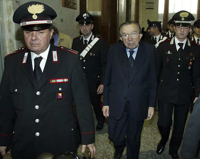 Giulio Andreotti přichází v doprovodu policistů k soudu v Palermu. Archivní snímek z listopadu 2002.