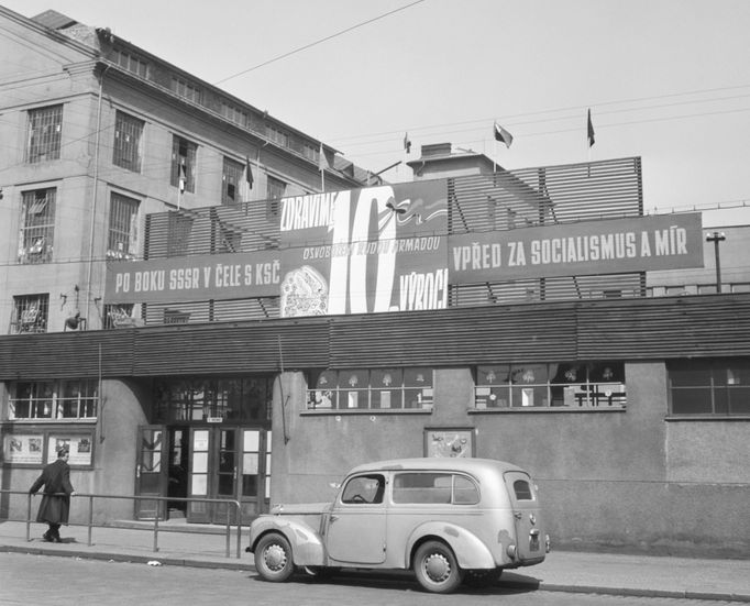 Výzdoba k oslavám l.máje  u vchodu do závodu ČKD Stalingrad -heslo : " Po boku SSSR, v čele s KSČ - vpřed za socialismus a mír". Rok 1955