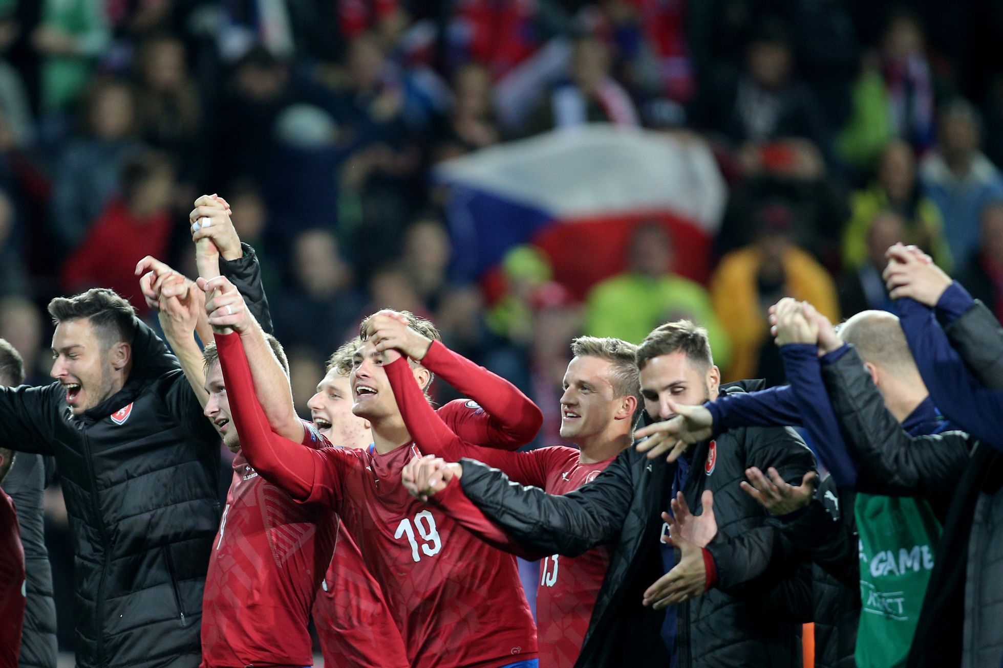 Češi slaví po utkání kvalifikace ME 2020 Česko - Anglie