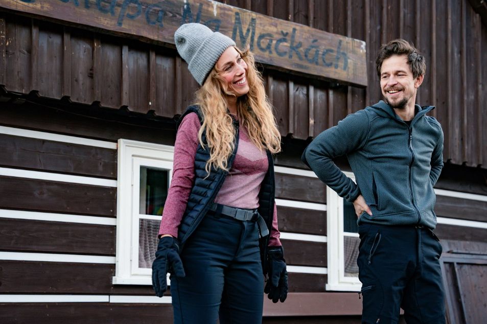 Dívka, která dá na rady moudrých mužů. Romantická komedie Na horách působí uměle