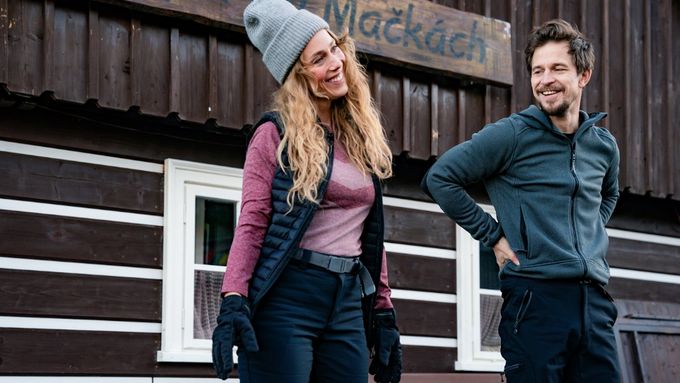 Romantická komedie Na horách vstupuje do českých kin 27. listopadu 2025.