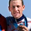 Americký cyklista Lance Armstrong pózuje s bronzovou olympijskou medailí za individuální časovku na OH 2000 v Sydney.