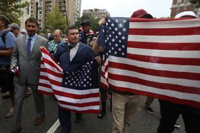 Foto: Nacionalisté chtěli pochodovat ve Washingtonu za krajní pravici. Přišlo jen 20 lidí