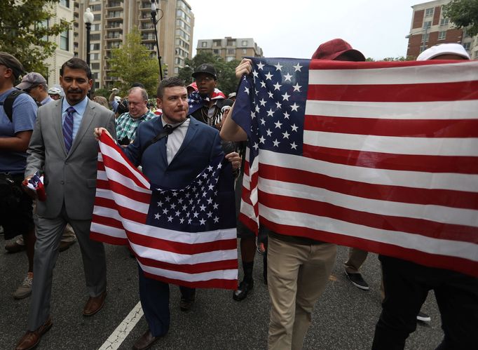 Demonstrace bělošských nacionalistů ve Washingtonu, která se konala přesně rok po násilných střetech v Charlottesville.