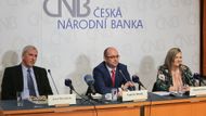 Česká národní banka v roce 2017 stáhla z oběhu 2580 padělků, Policii ČR se podařilo odhalit dalších 270 falzifikátů. Celkem tak bylo v České republice loni zachyceno 2850 falešných bankovek a mincí, což je o pětinu méně než v roce 2016.