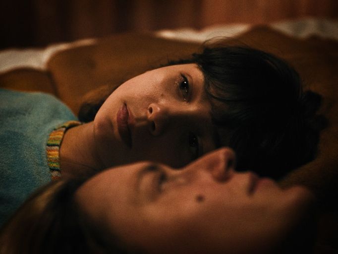 Carmen Diego jako Júlie, hudebně nadaná dcera hlavní hrdinky, ve filmu Perla.