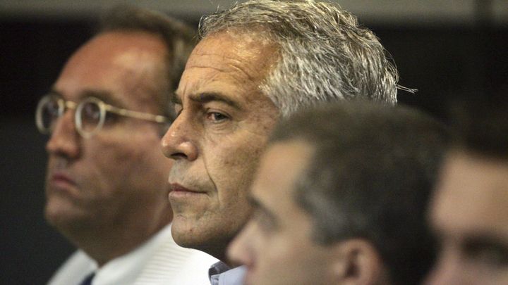Miliardář Epstein se v cele sám oběsil, sebevraždu potvrdil soudní patolog