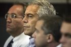 Podle amerických médií střežili Epsteina dozorci pracující přesčas, nedodrželi pokyny