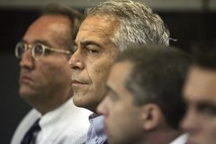 Aféra okolo miliardáře Epsteina roste: demokraté žádají odstoupení ministra práce