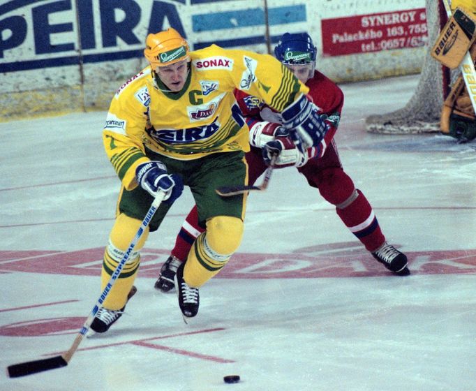 Andrej Galkin(Vsetín) střílí na branku soupeře v zápase hokejové extraligy Vsetín-Pardubice. 1998