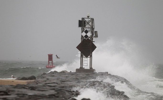 Obří vlny bijí o vlnolamy u Ocean City, Maryland.