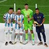 Finále MS ve fotbale 2022, Argentina - Francie: zleva Enzo Fernández, Lionel Messi, Emiliano Martínez a Kylian Mbappé