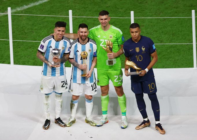 Finále MS ve fotbale 2022, Argentina - Francie: zleva Enzo Fernández, Lionel Messi, Emiliano Martínez a Kylian Mbappé.