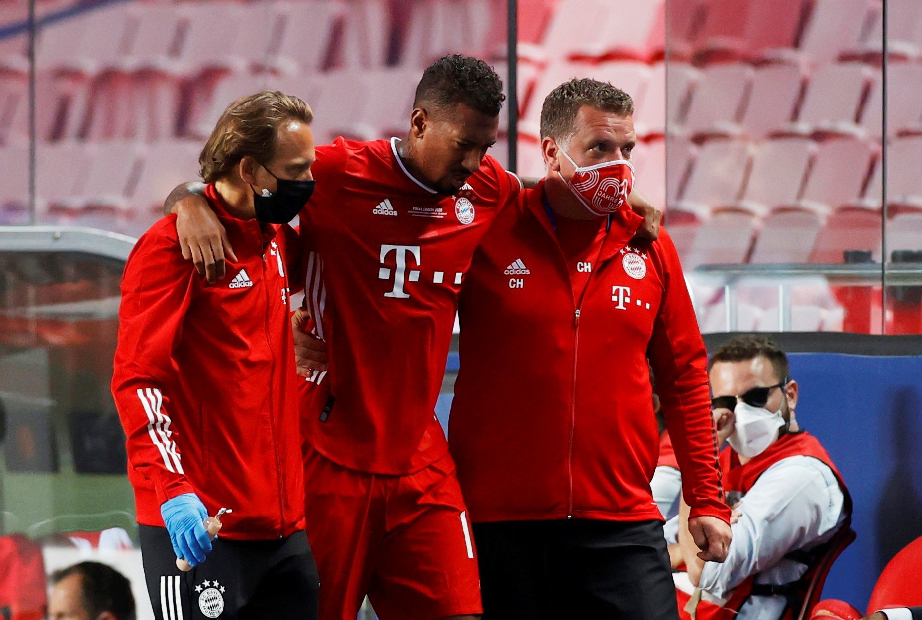 Zraněný Jerome Boateng ve finále LM Bayern Mnichov - Paris St. Germain