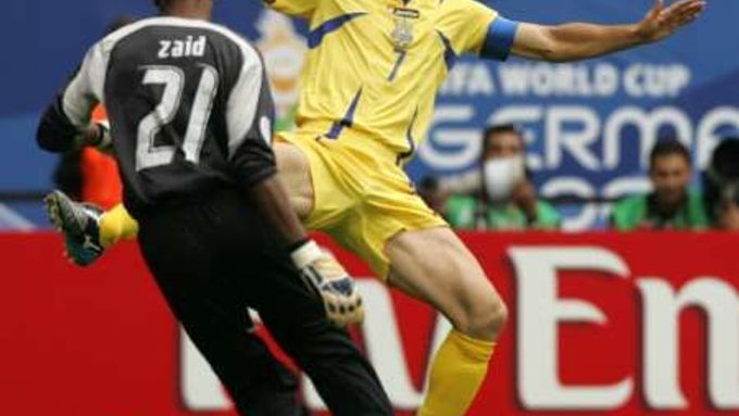 Ukrajinský útočník Andrej Ševčenko se snaží obrat o míč saúdského gólmana Mabrouka Zaida, který se ho snažil riskantně obejít.