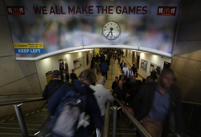 Commuters make their way through Stratford underground station near the site of the 2012 London Olympics stadium in London during rush hour July 16, 2012. London's main Heathrow Airport was ready for its busiest day on record, while the Olympic village opened its doors to the first athletes. London mayor Boris Johnson said the city was ready for the Games, the transport system would cope and visitors would be safe. REUTERS/Russell Boyce (BRITAIN - Tags: SPORT OLYMPICS TRANSPORT) Published: Čec. 16, 2012, 6:34 odp.