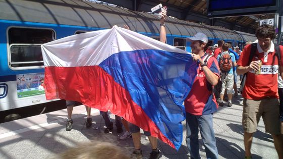 FOTO S Vízkem na Euro. Pivo teklo ve vlaku proudem