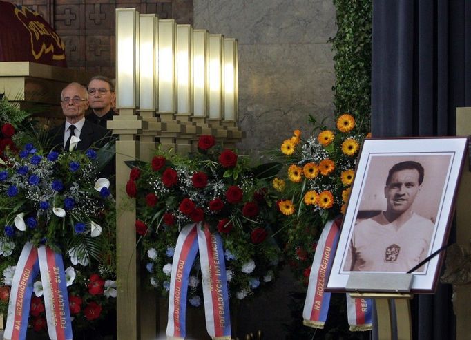 Poslední rozloučení s Ladislavem Novákem, kapitánem vícemistrů světa v Chile v roce 1962, proběhlo v síni krematoria Strašnice v pondělí 28. března.