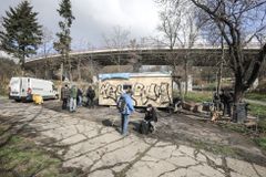 Podcast: EU ocenila neziskovky za boj proti bezdomovectví, podpora v Česku ale chybí