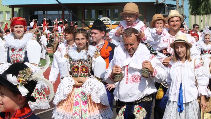 Aktuálně.cz zachytilo chvíle, kdy mnoho Hlučanů v krojích ukázalo, jak silný vztah mají ke svému městečku. Na videu je také konec jízdy králů.