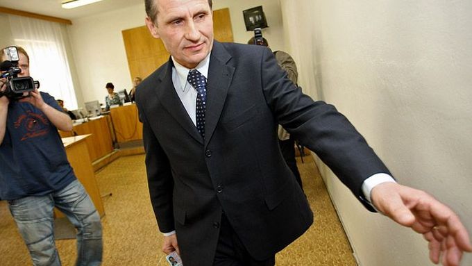 Jiří Čunek odchází z jednací síně okresního soudu Přerov, kde odmítl vypovídat.