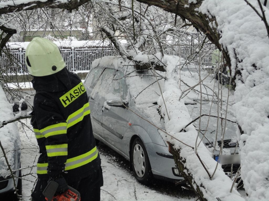 Sníh - 19. března - auto - strom