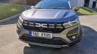 Dacia Jogger je na českém trhu stálicí, dokonce nejprodávanějším modelem značky po SUV Duster. Doposud se nabízela s plynovým nebo benzinovým pohonem, nově přichází i jako hybrid. Ten se představil už na podzim 2022, do Česka ale dorazil se zpožděním.