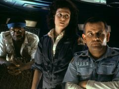 Yaphet Kotto, Sigourney Weaverová a Ian Holm ve Vetřelci.
