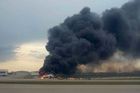 Po nehodě letadla Aeroflotu zemřelo 41 lidí. Video zachytilo oheň a hustý dým