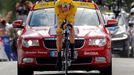 Britský cyklista Bradley Wiggins si jede pro vítězství během 19. etapy Tour de France 2012.