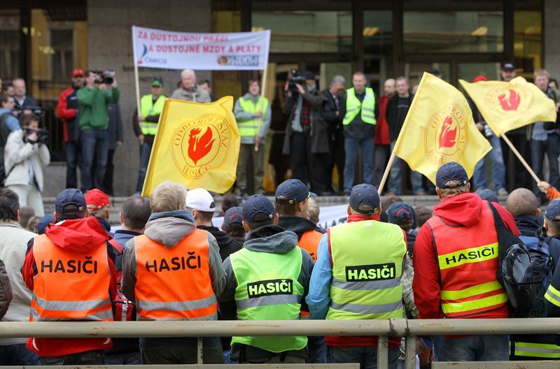 Demonstrace policistů a hasičů před ministerstvem vnitra