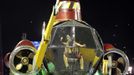 A reveller from Grande Rio samba school participates during the annual Carnival parade in Rio de Janeiro's Sambadrome, February 12, 2013. REUTERS/Sergio Moraes (BRAZIL - Tags: SOCIETY) Published: Úno. 12, 2013, 4:09 dop.