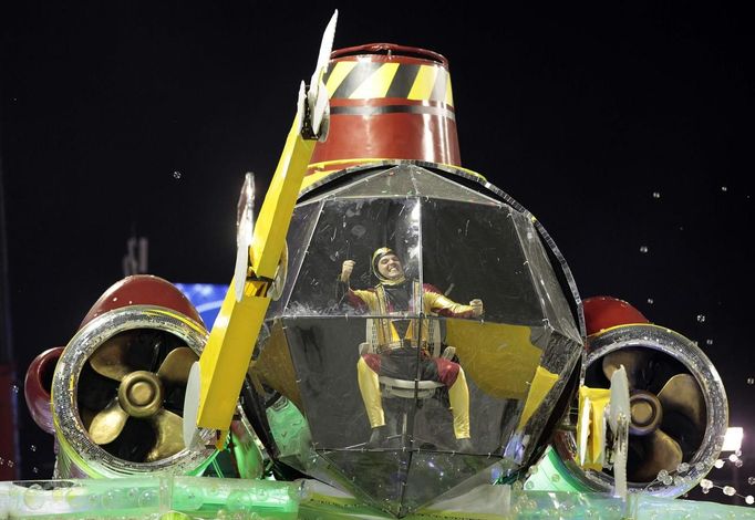 A reveller from Grande Rio samba school participates during the annual Carnival parade in Rio de Janeiro's Sambadrome, February 12, 2013. REUTERS/Sergio Moraes (BRAZIL - Tags: SOCIETY) Published: Úno. 12, 2013, 4:09 dop.