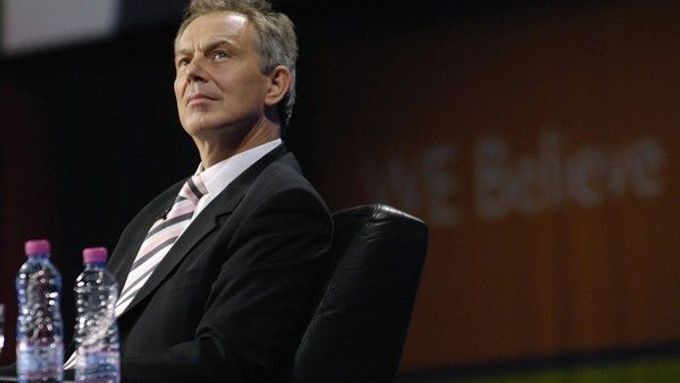 Blairovi je zřejmě pořádné horko. musí vysvětlovat, proč lhal milionům Britů