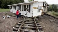 Bydlet se nedá všude. Záplavy v americké Minnesotě odnesly dům jedné z místních obyvatelek až na železniční koleje.