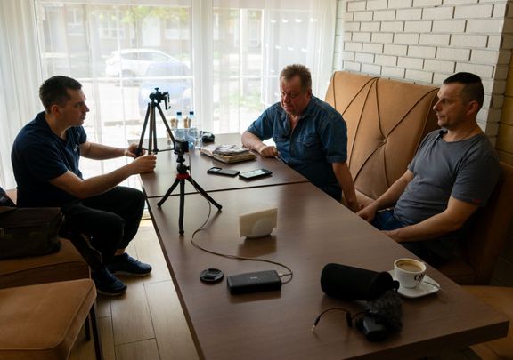 Jurij se chopil role moderátora, jeho doprovod se změnil v kameramana a Oleg (vpravo) začal vyprávět, jak ho chytili, zbili a okradli pracovníci vojenské správy.