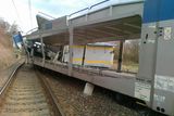 Příčinou čelní srážky dvou nákladních vlaků v Žalhosticích na Litoměřicku byla zřejmě lidská chyba.